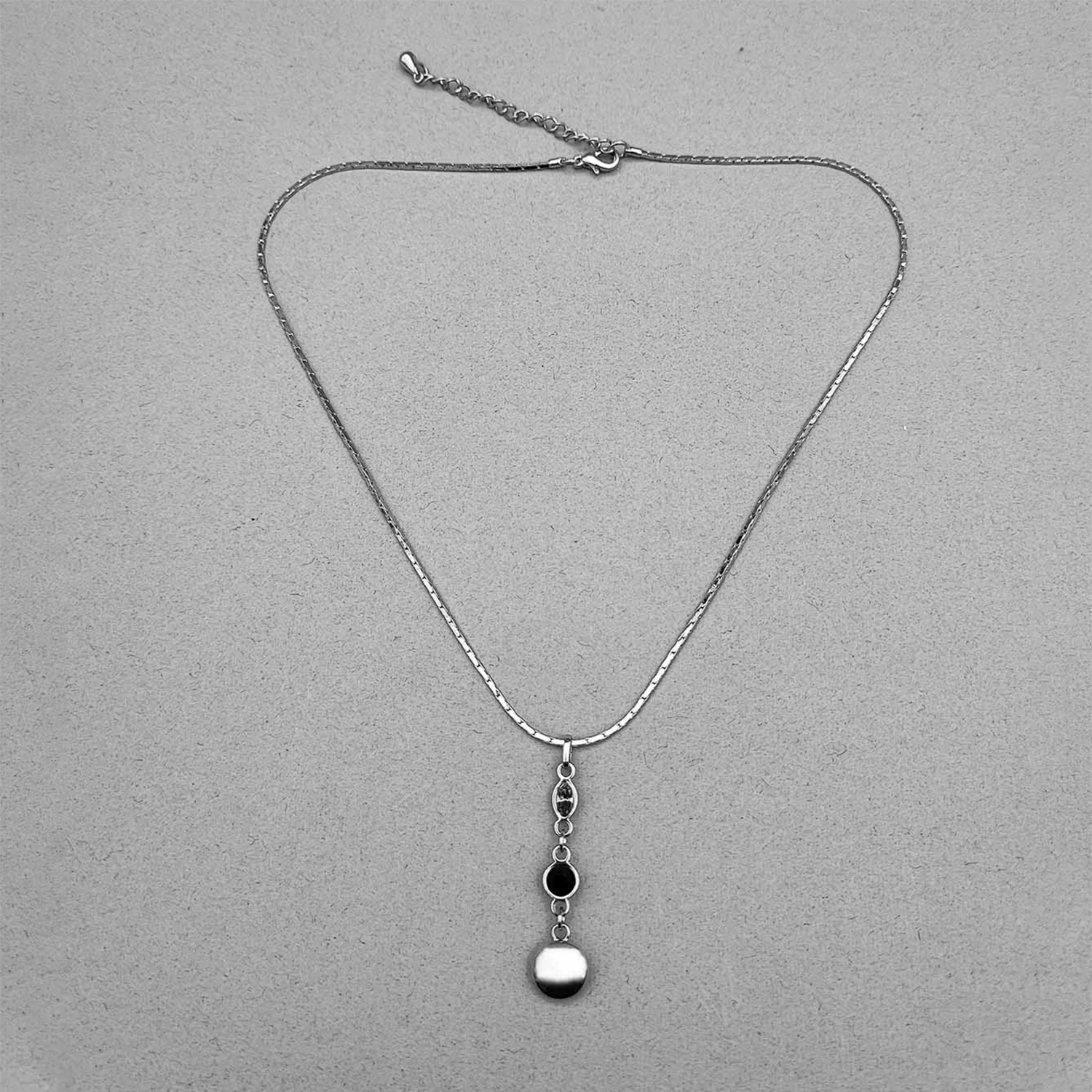 گردنبند انیکس وی نویز