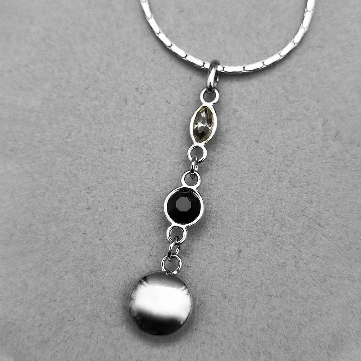 گردنبند انیکس وی نویز