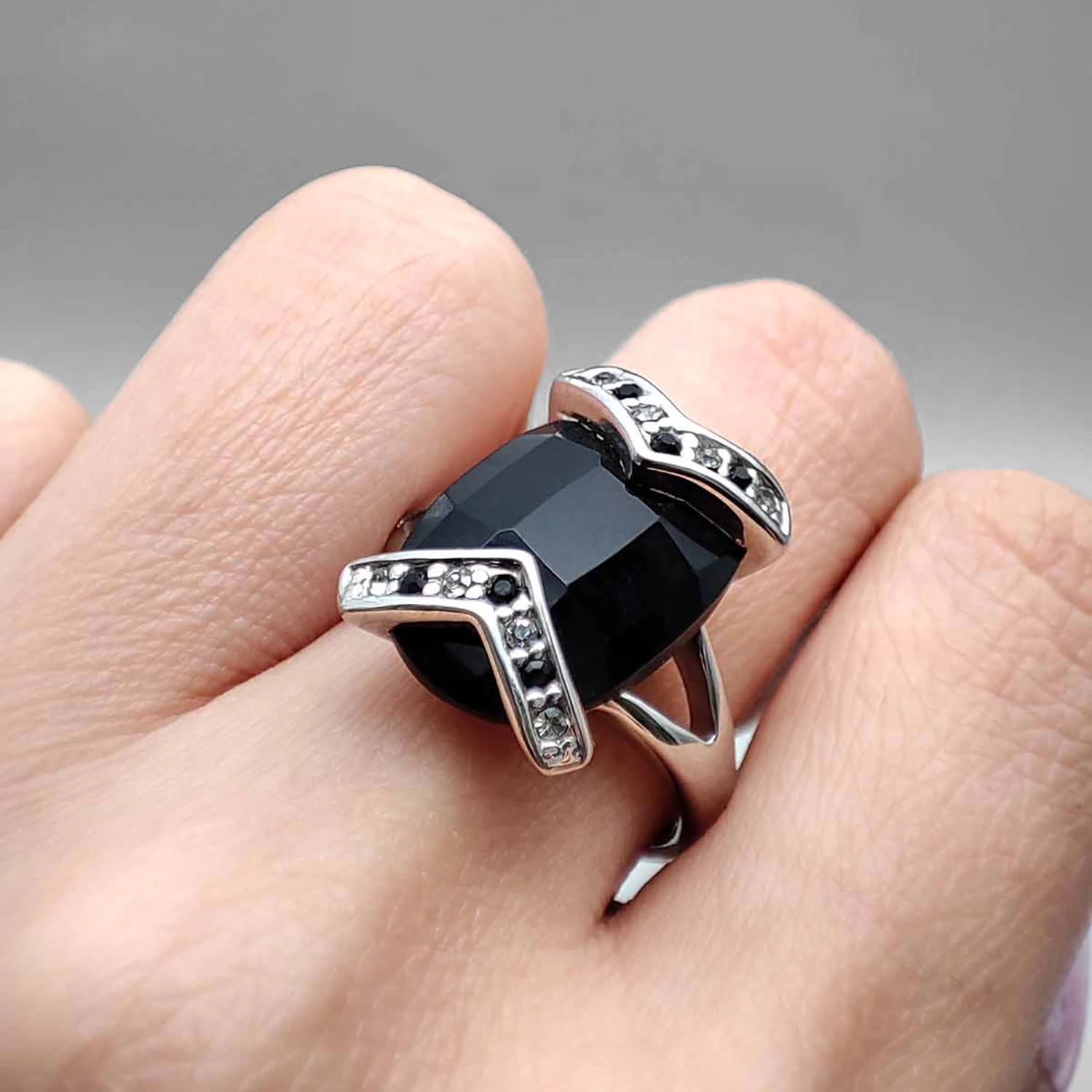 انگشتر انیکس 