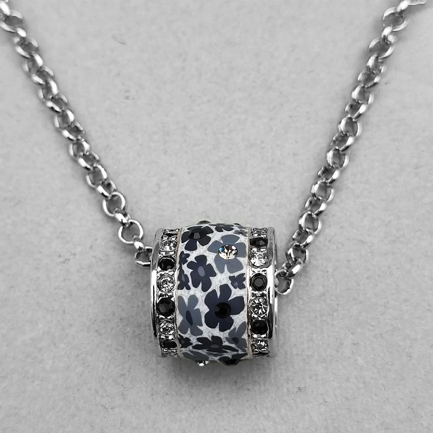 گردنبند فلاور رول وی نویز