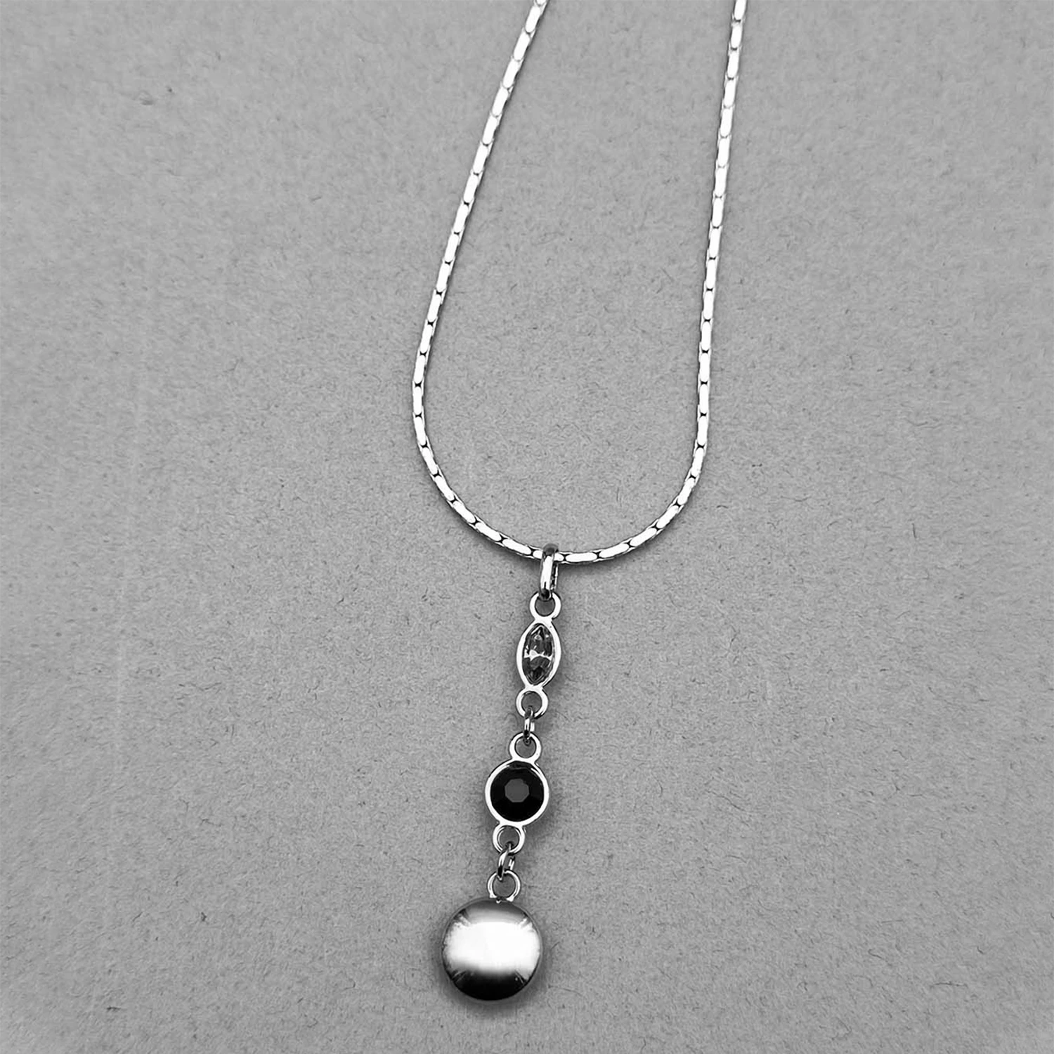 گردنبند انیکس وی نویز