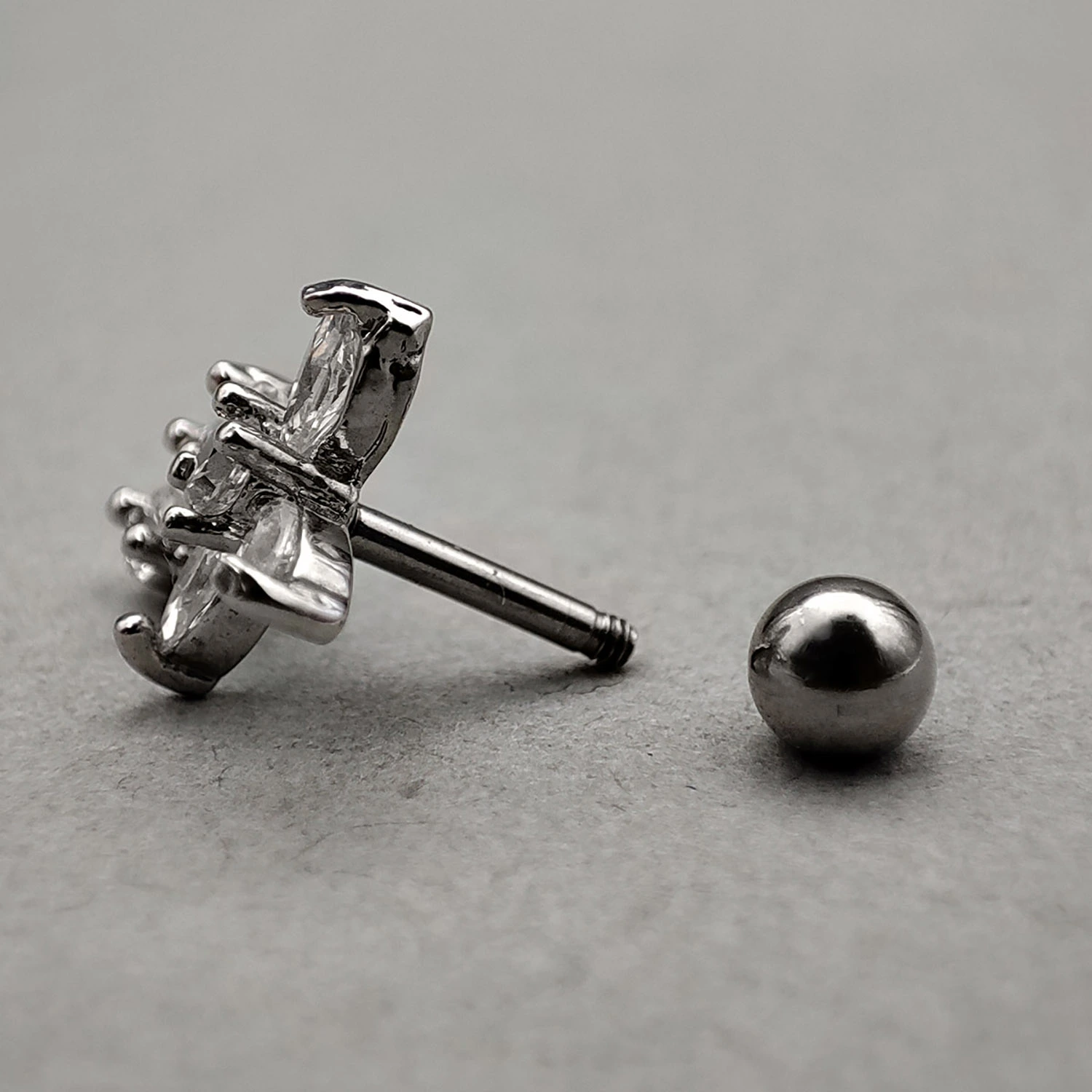 پیرسینگ گوش نگین دار