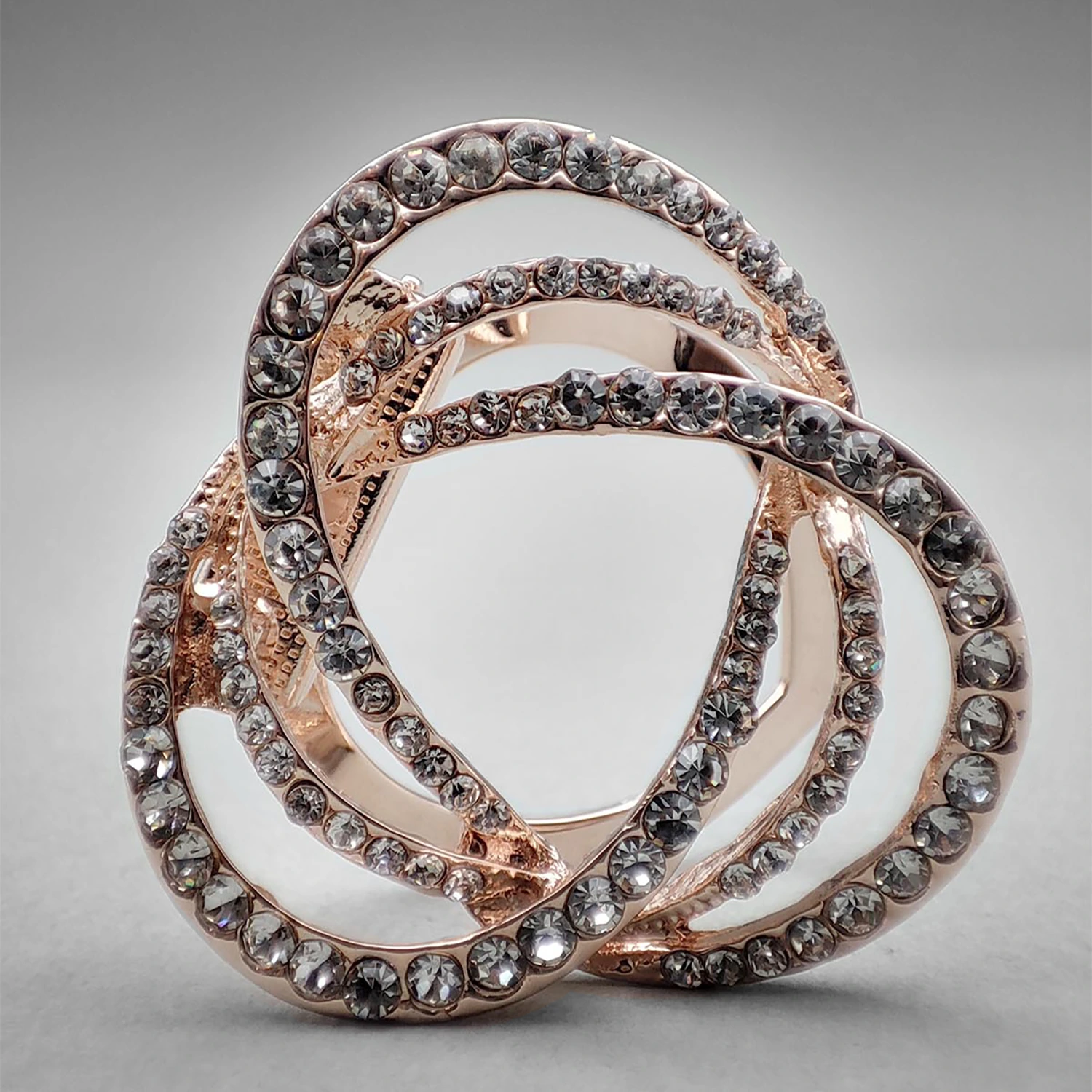 گلسینه و گیره روسری مداری