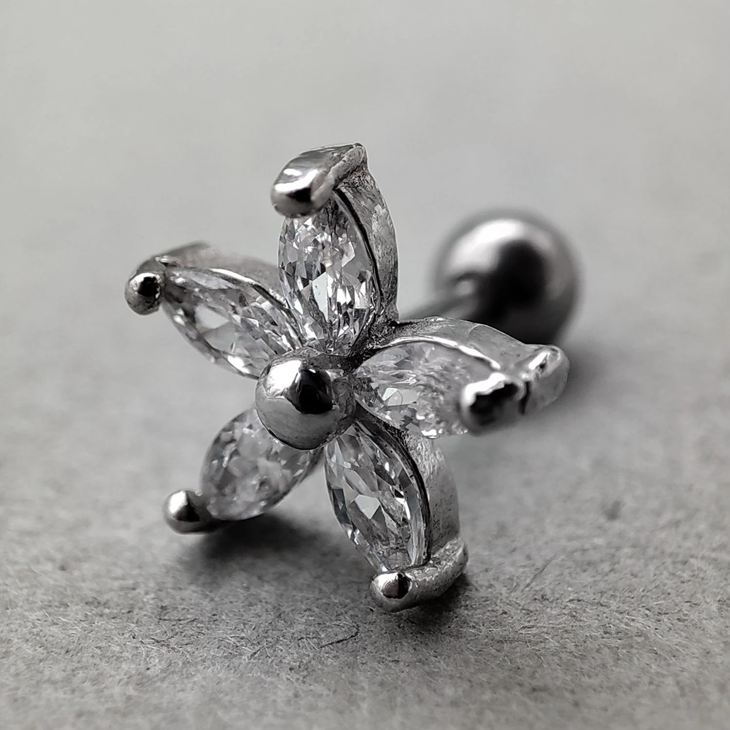 پیرسینگ گوش نگین دار