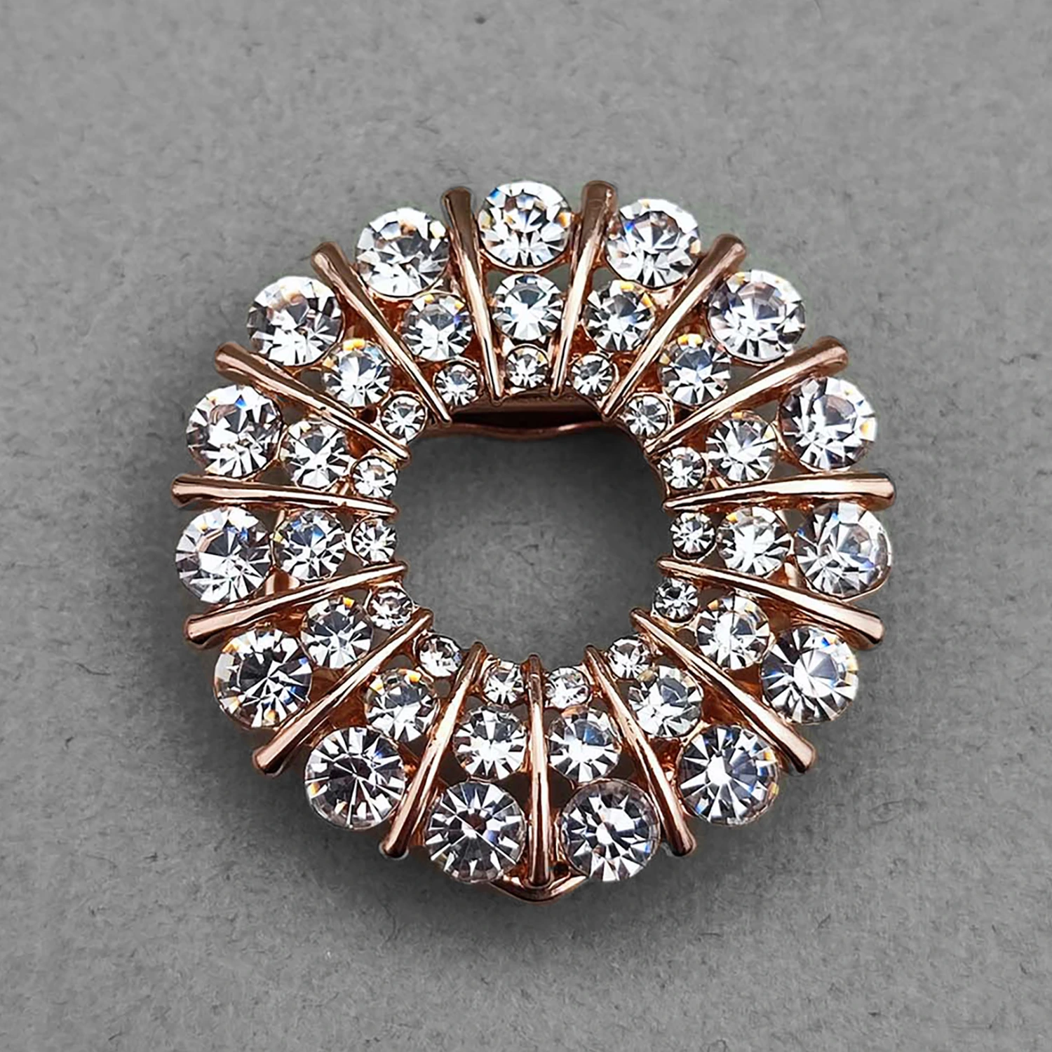 گلسینه و گیره روسری خط و نگین