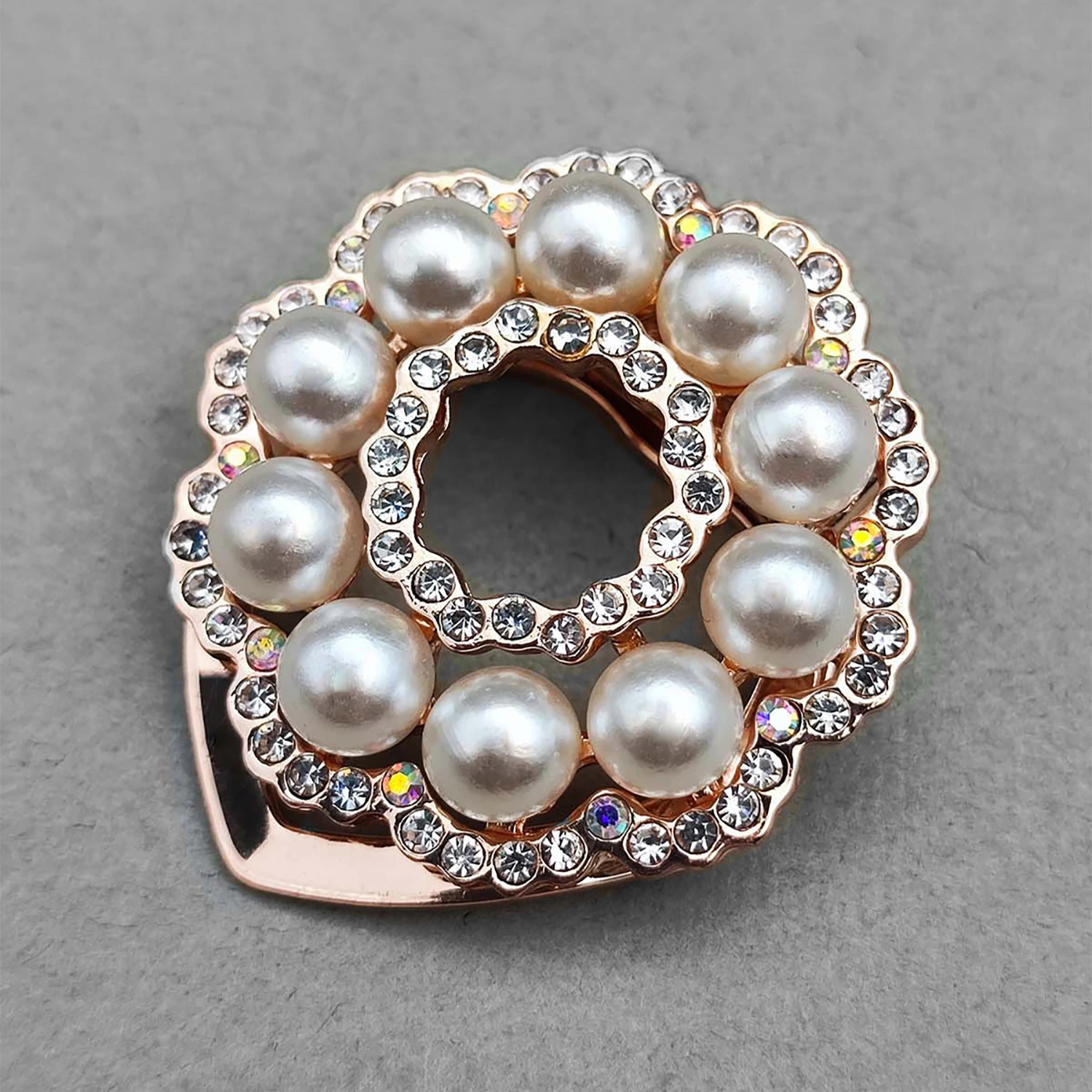 گلسینه و گیره روسری  مروارید 