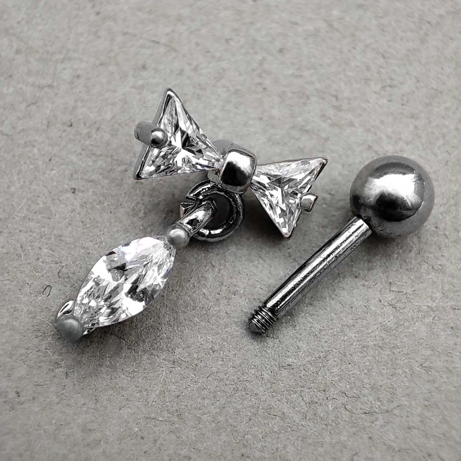 پیرسینگ گوش نگین دار