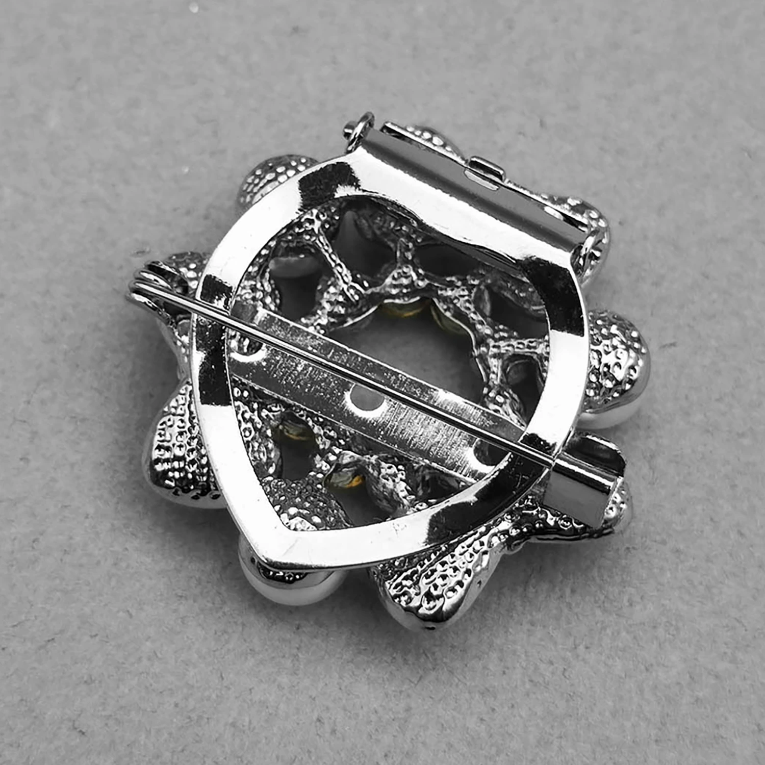 گلسینه و گیره روسری پاپیون