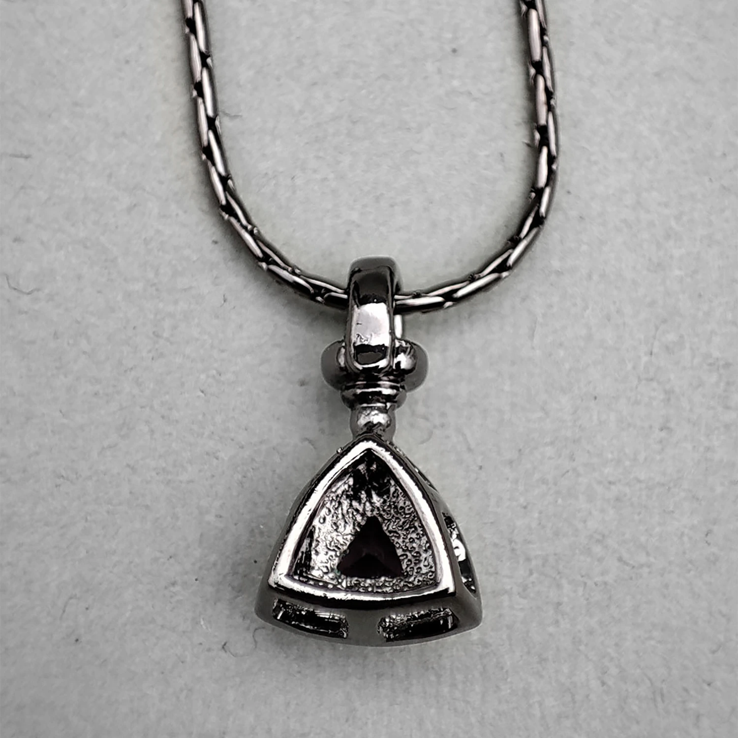 گردنبند مثلث انرژی زا وی نویز