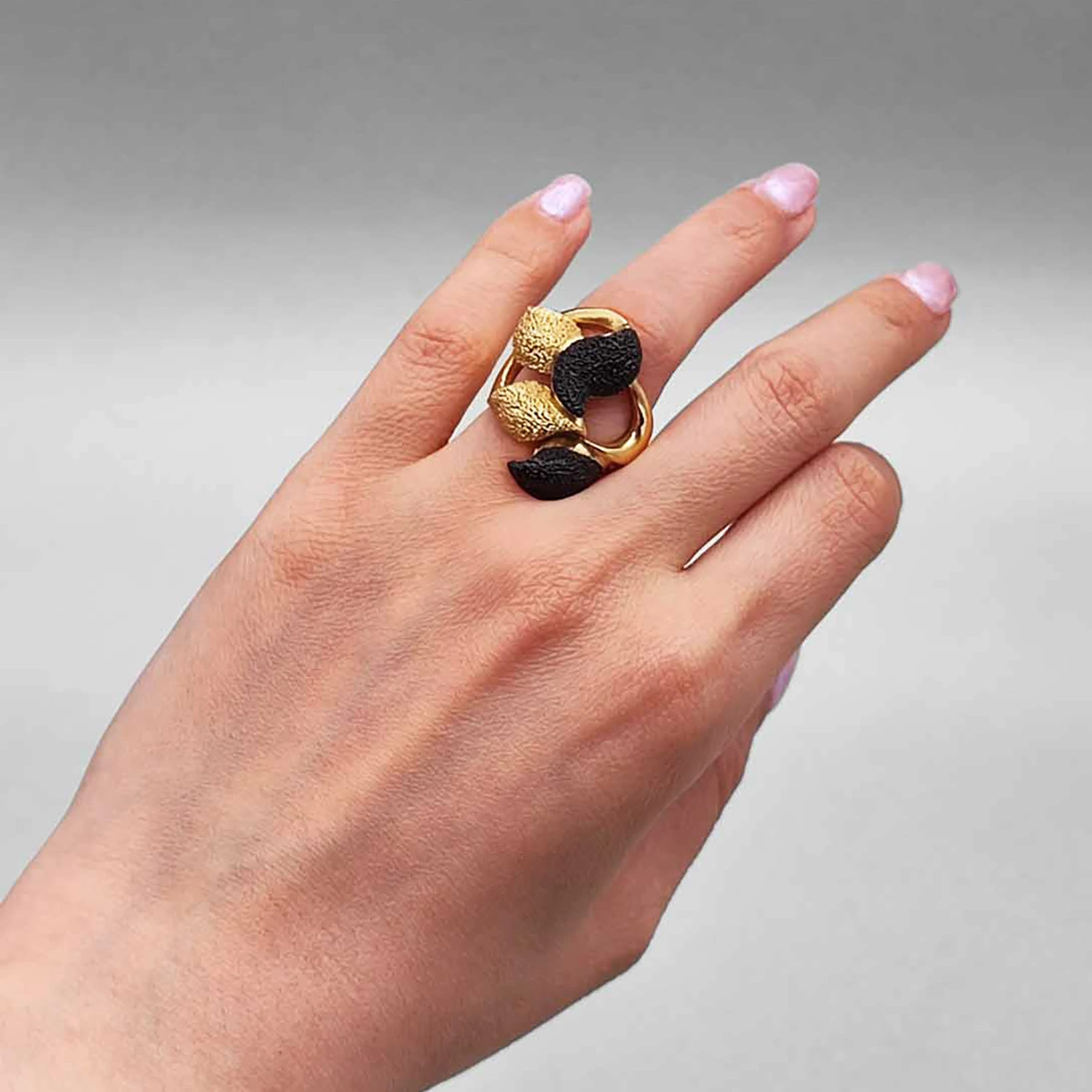 انگشتر مشکی زرد 