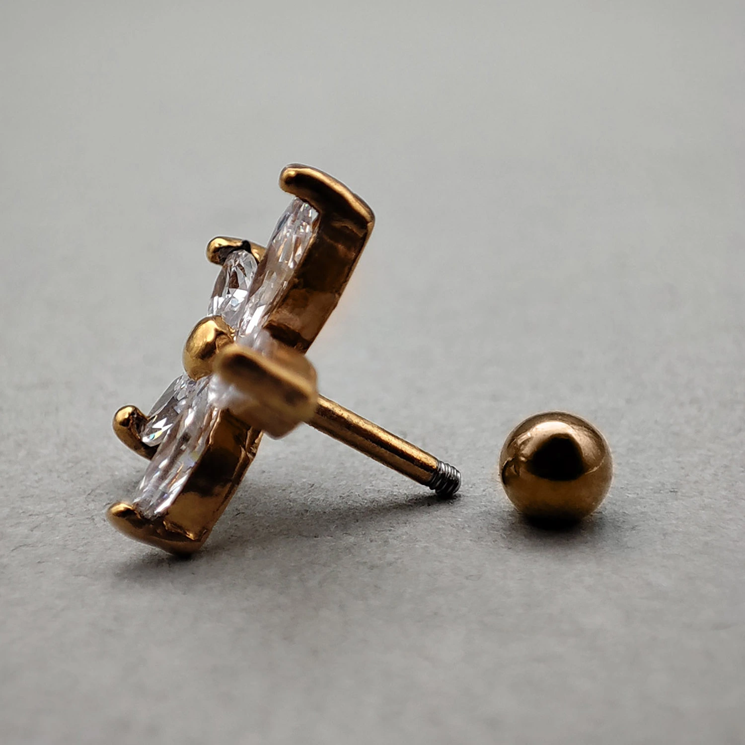 پیرسینگ گوش نگین دار