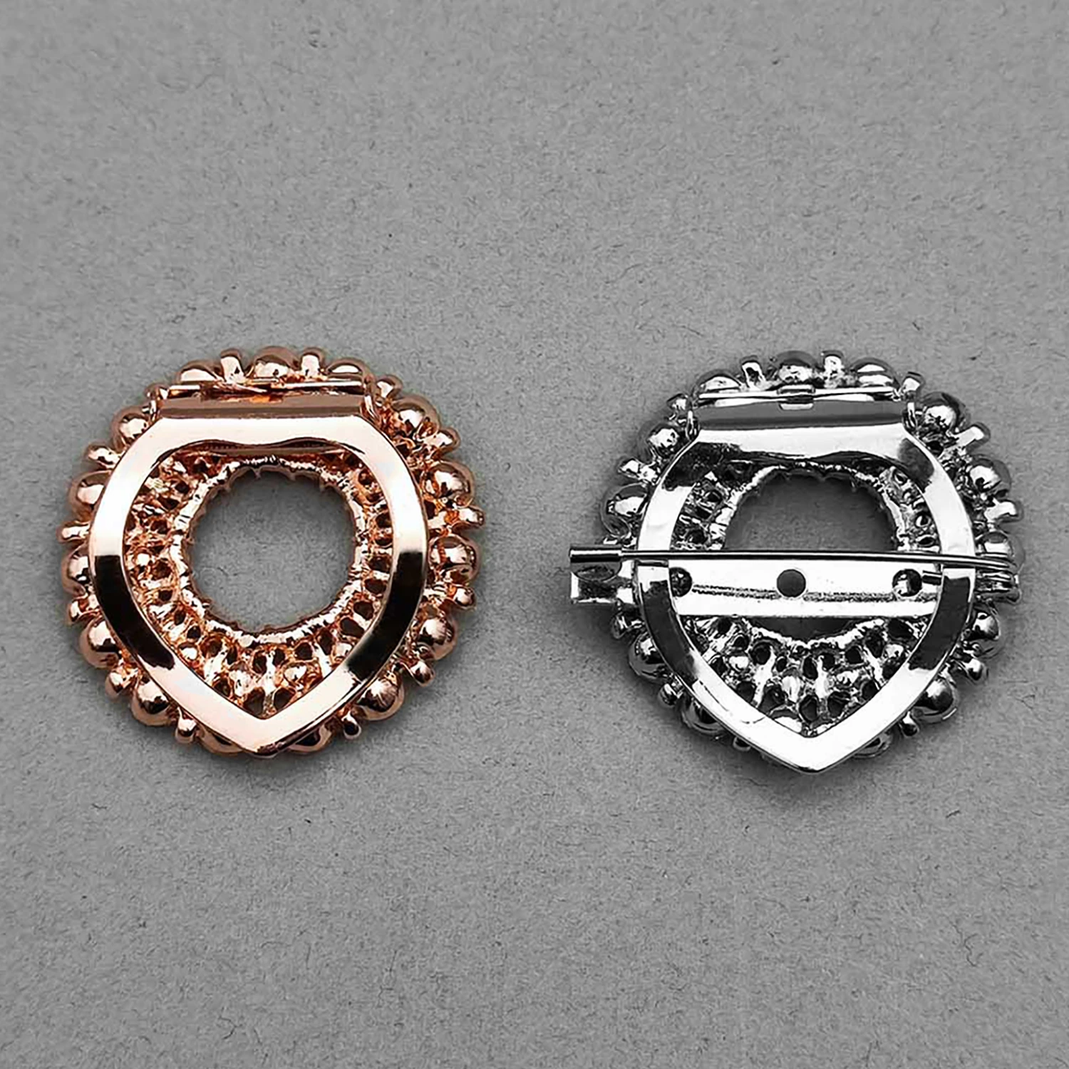 گلسینه و گیره روسری خط و نگین