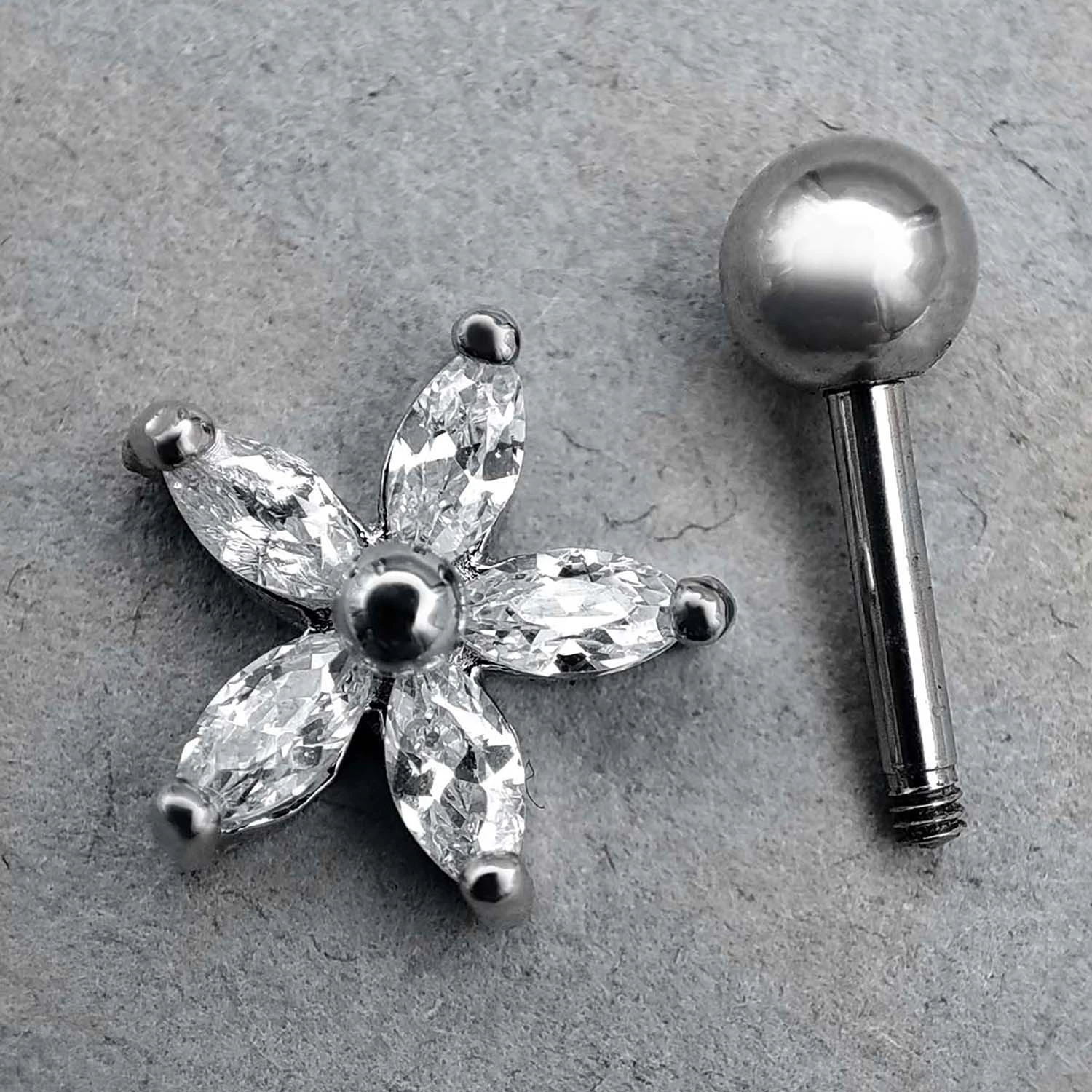 پیرسینگ گوش نگین دار