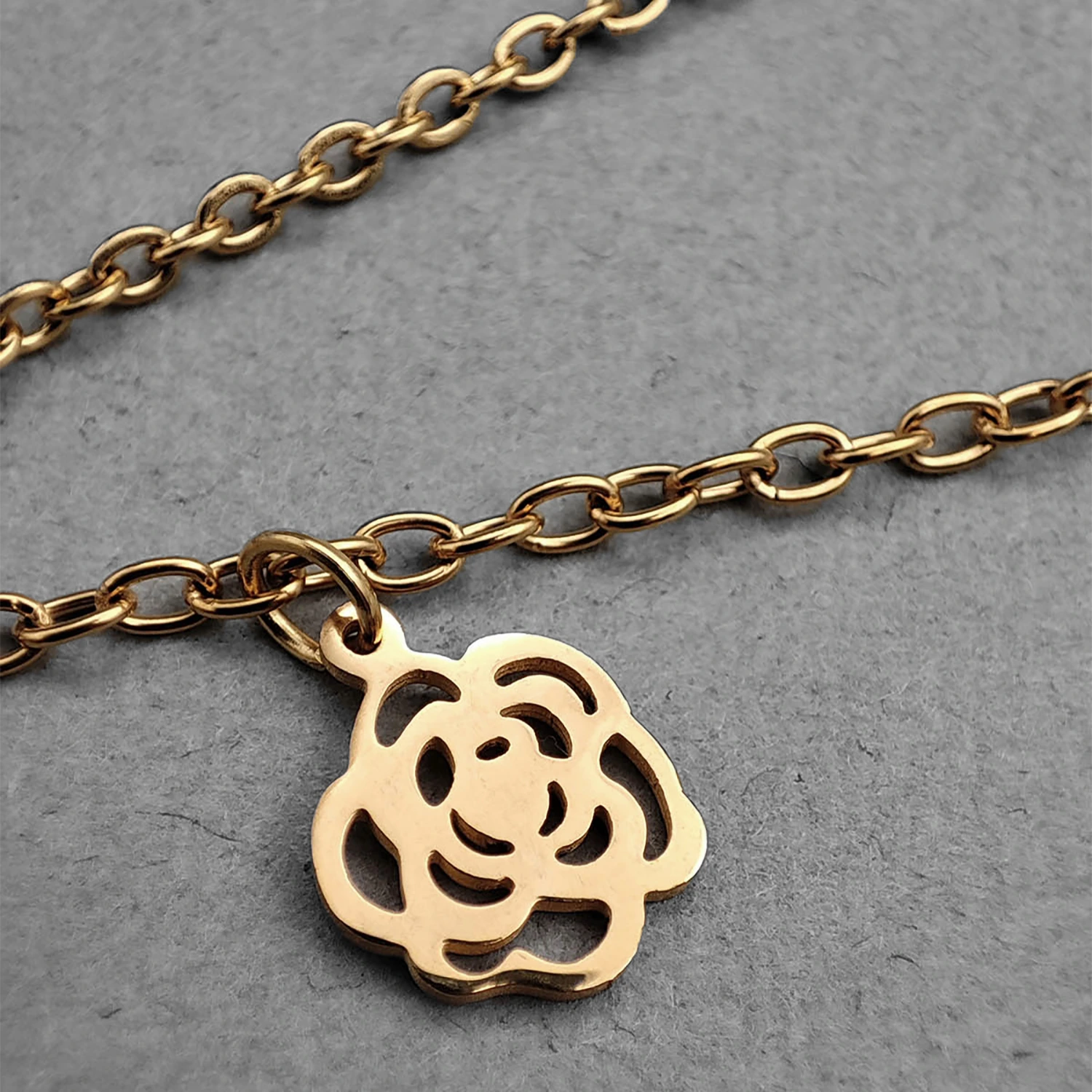 پابند آویز استیل طرح گل رز