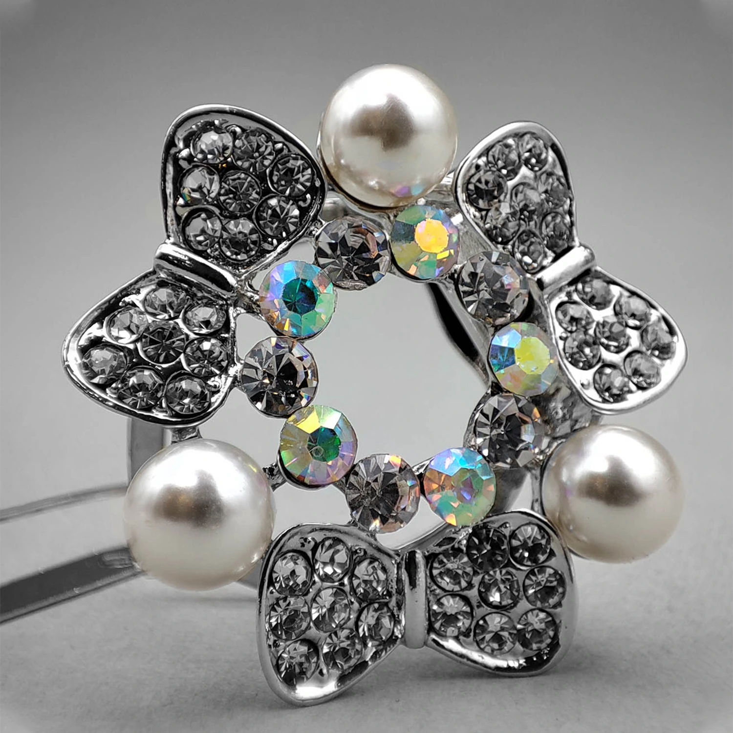 گلسینه و گیره روسری پاپیون