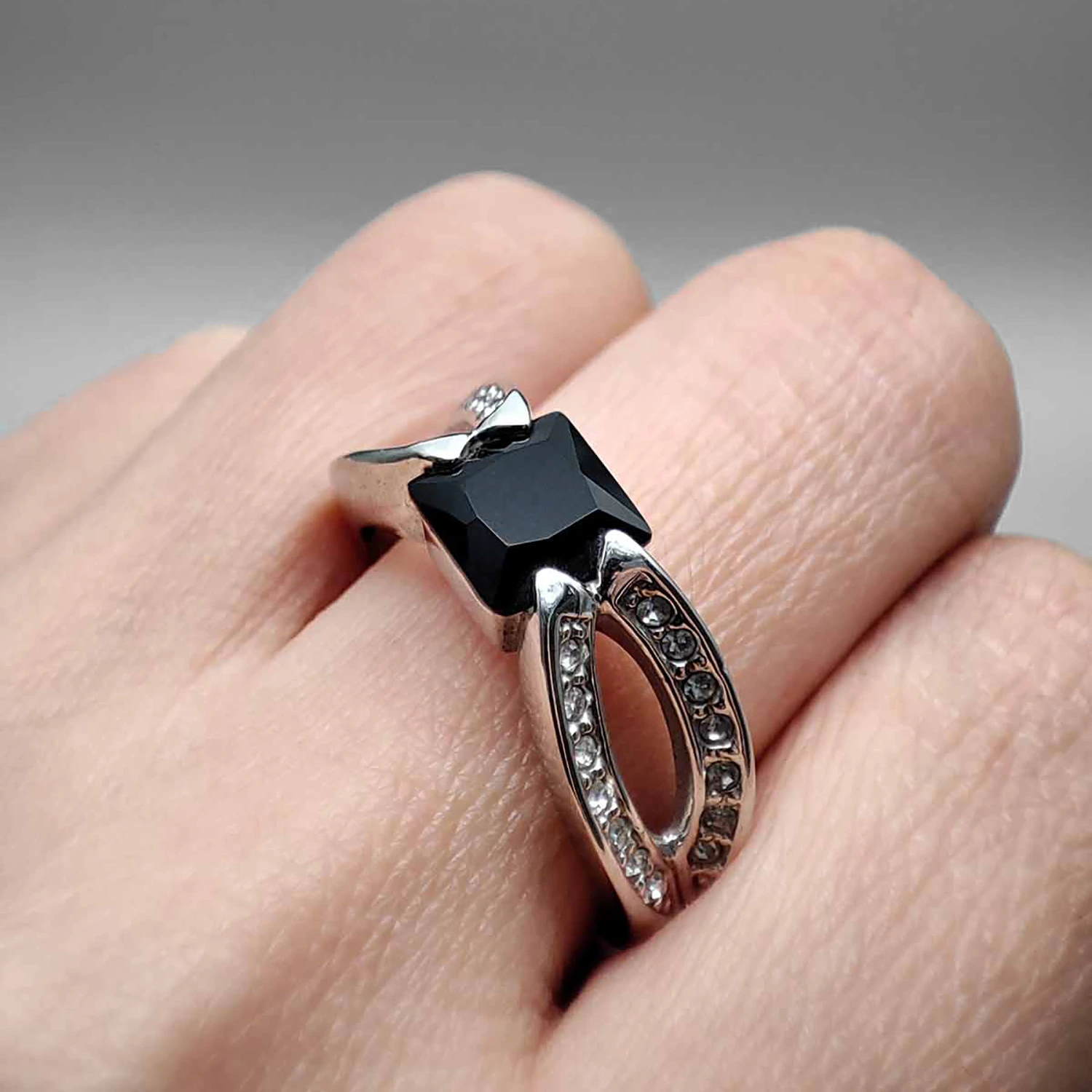 انگشتر انیکس مربع